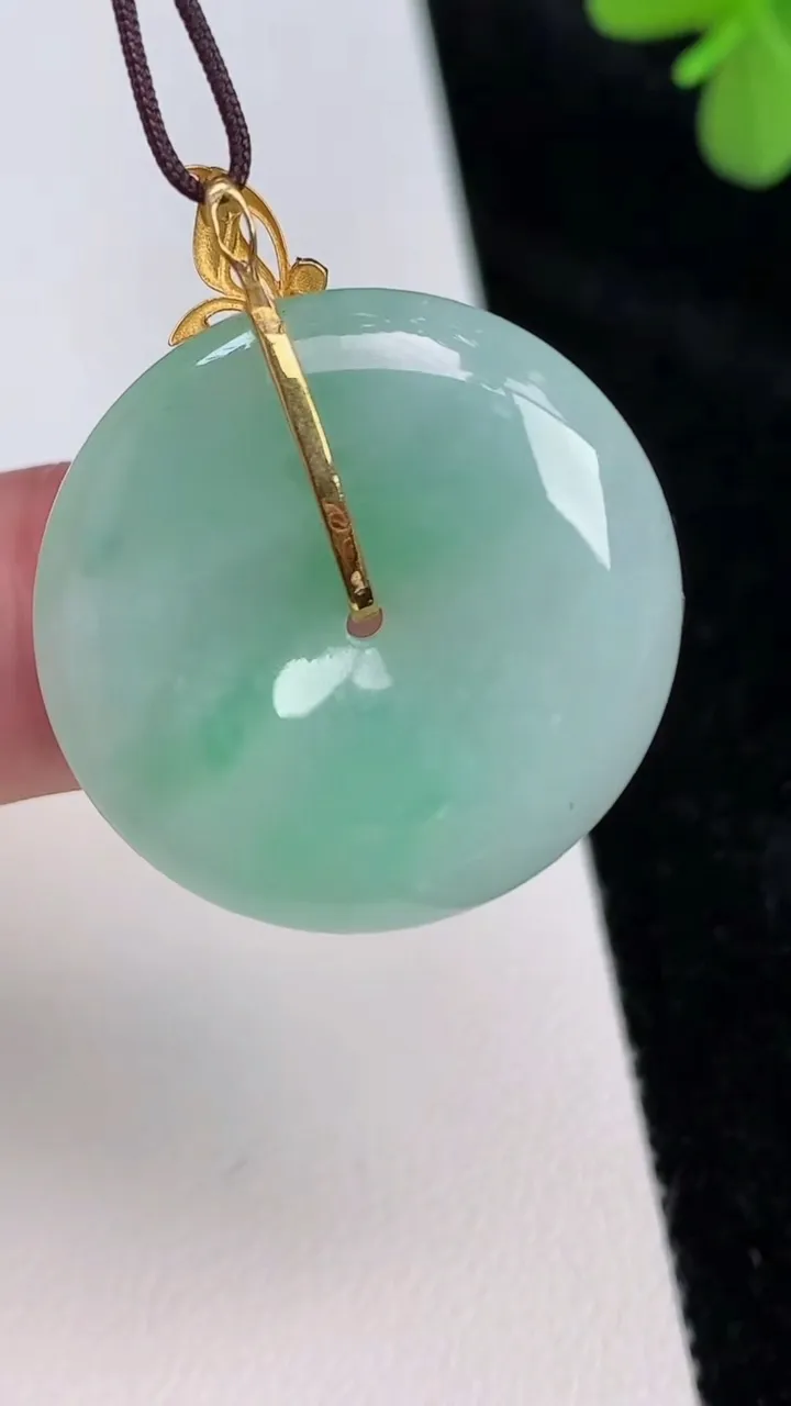 天然A货翡翠平安扣吊坠，尺寸26.7-5.3，重量:9.09g
6月27日