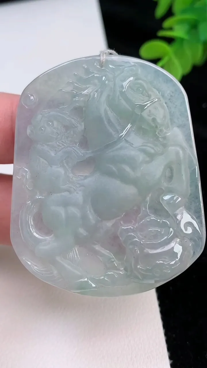 天然A货翡翠生肖马吊坠，尺寸54.5-44-5.7，重量:25.46g
6月27日