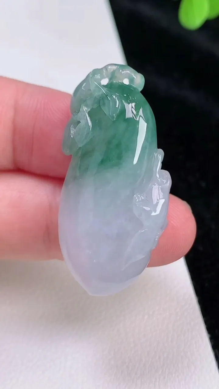 天然A货翡翠飘花福瓜吊坠，尺寸40.2-19.3-10.2，重量:13.92g
6月27日