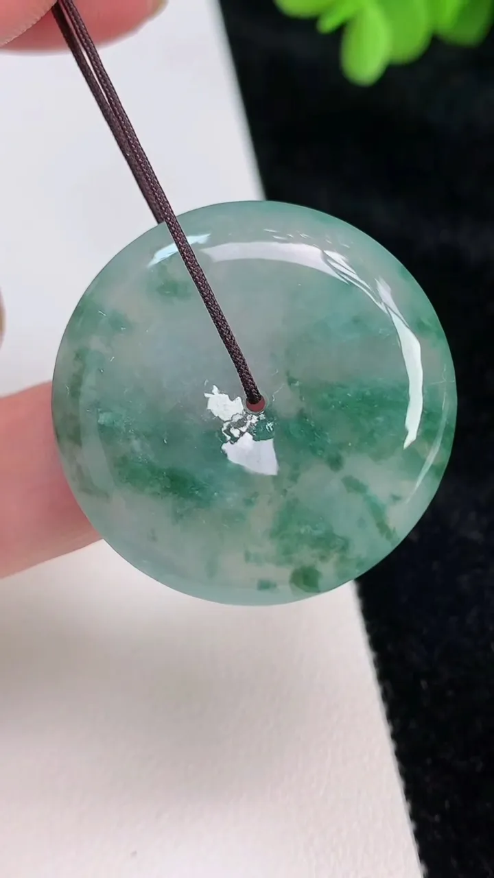 天然A货翡翠飘花平安扣吊坠，尺寸30-6.2，重:12.74g
6月27日
