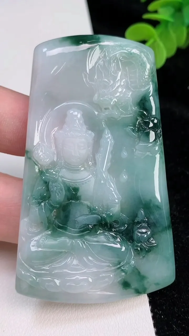 天然A货翡翠飘花祥龙虚空藏观音菩萨吊坠，尺寸73.8-45.2-5.4，重量:38.59g
6月27