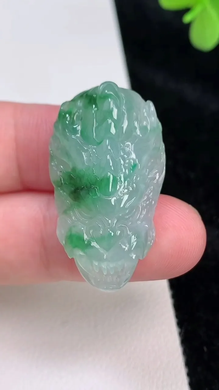 天然A货翡翠龙牌吊坠，尺寸34.8-19.8-10，重量:10.60g
6月27日