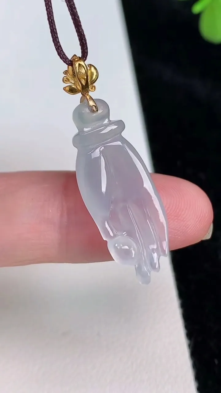 天然A货翡翠种掌上明珠吊坠，尺寸33.7-26.7-10.4，重量:2.22g6月27日
工厂直销收藏佳品,种好水足，色泽均匀，有种有色，上手高大气！