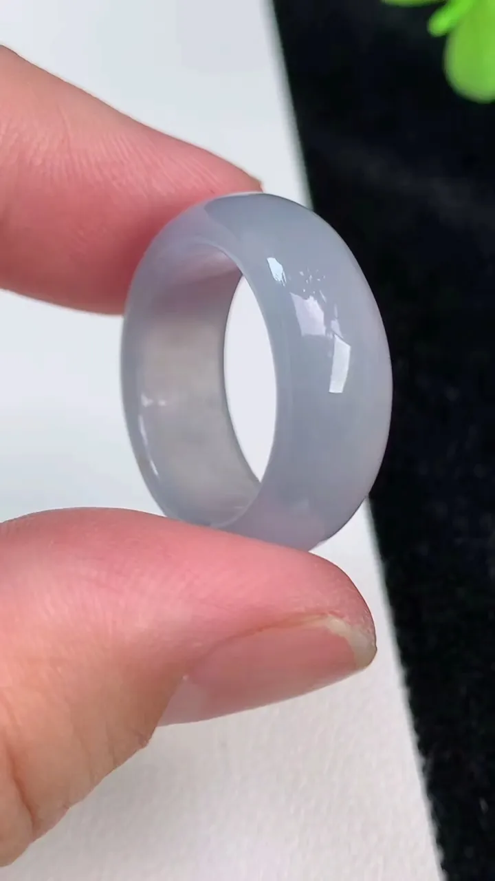 天然A货翡翠紫罗兰戒指指环，尺寸18.5-8-3.2，重量:5.57g2025年6月27日
工厂直销收藏佳品,种好水足，色泽均匀，有种有色，上手高大气！