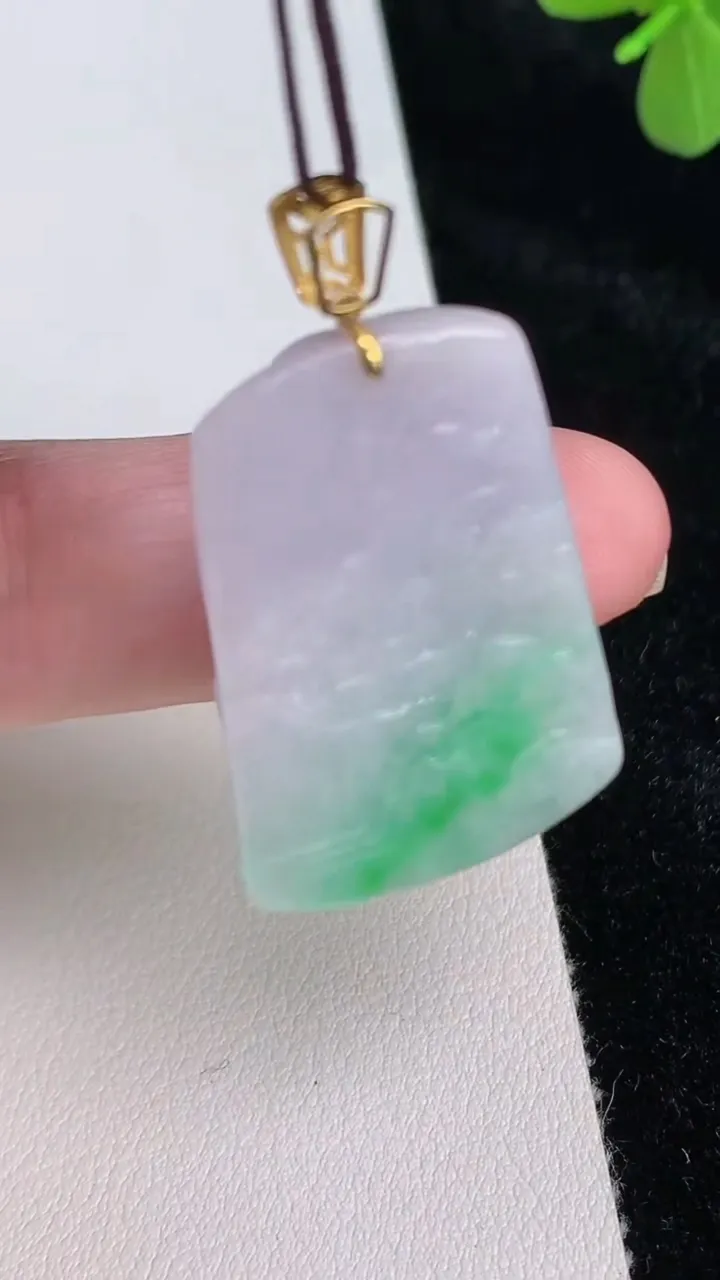 天然A货翡翠山水牌吊坠，尺寸32-22-6.7，重量:10.50g
6月27日