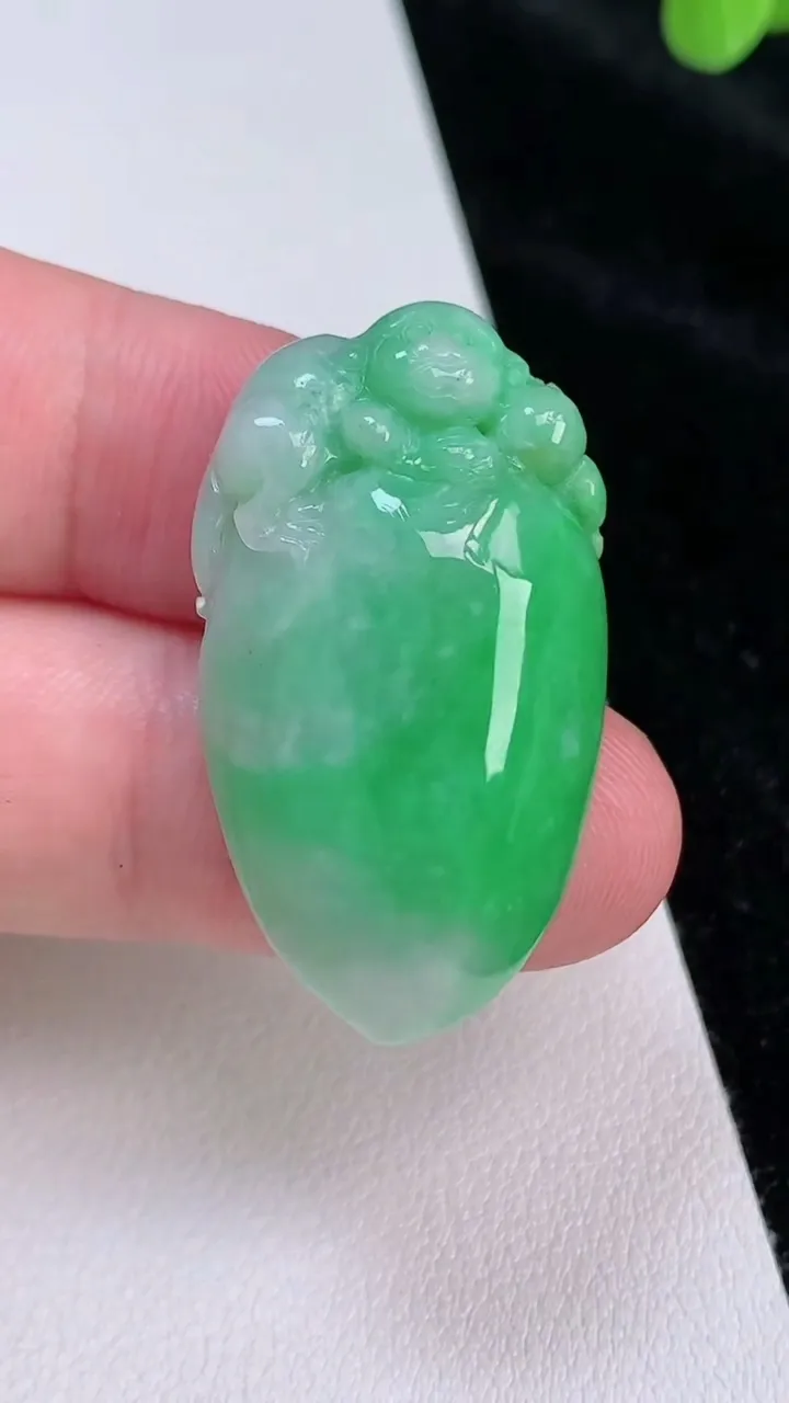 天然A货翡翠福瓜吊坠，尺寸35.7-20.3-9，重量:11.64g
6月27日