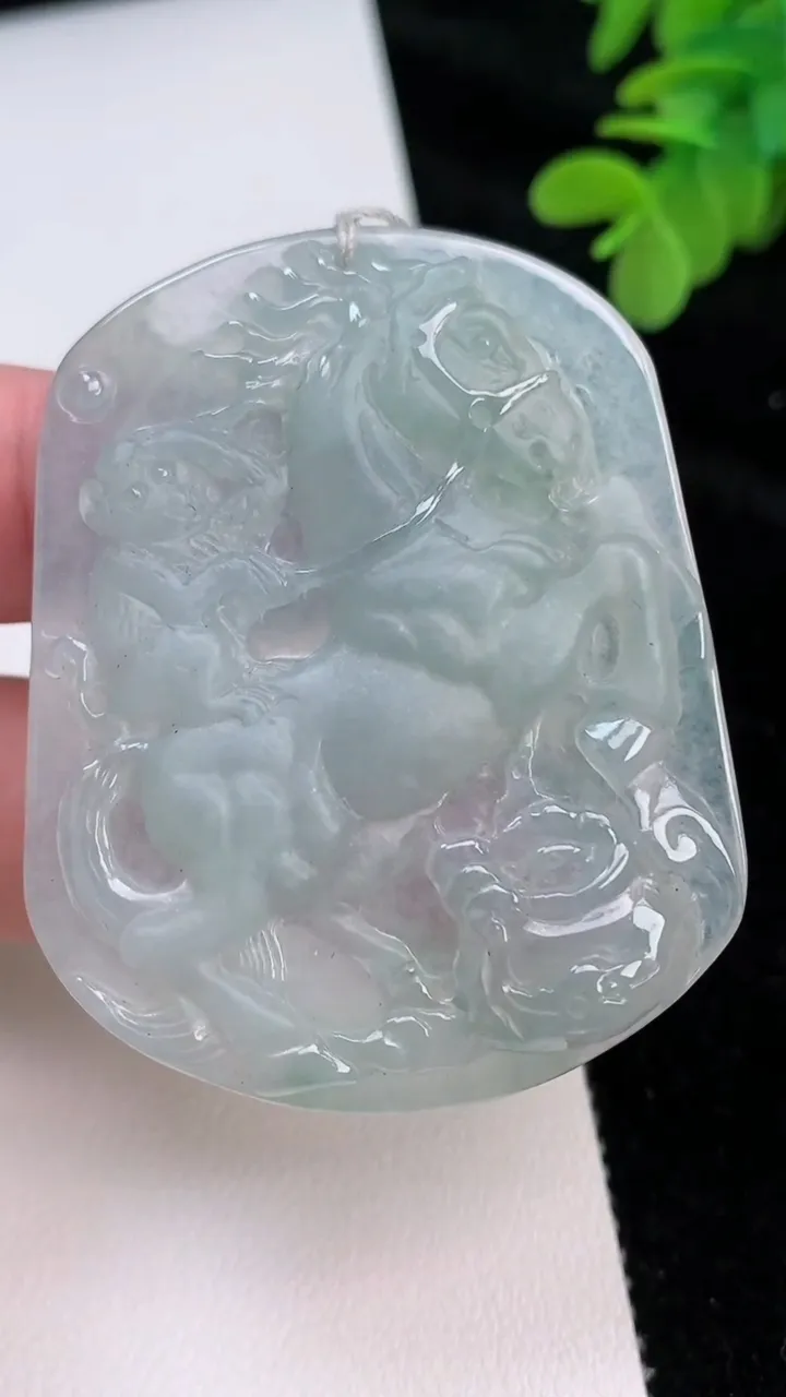 天然A货翡翠生肖马吊坠，尺寸54.5-44-5.7，重量:25.46g
6月27日