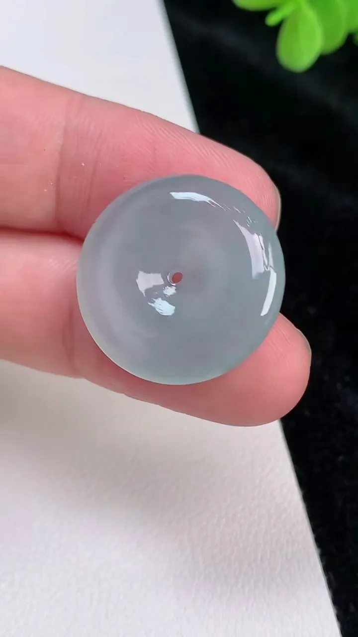 天然A货翡翠冰种平安扣吊坠，尺寸23-4.5，重量:5.01g
6月27日