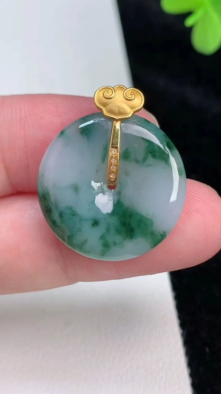 天然A货翡翠18k金飘花平安扣吊坠，尺寸23-3.8，重量:4.95g
6月27日