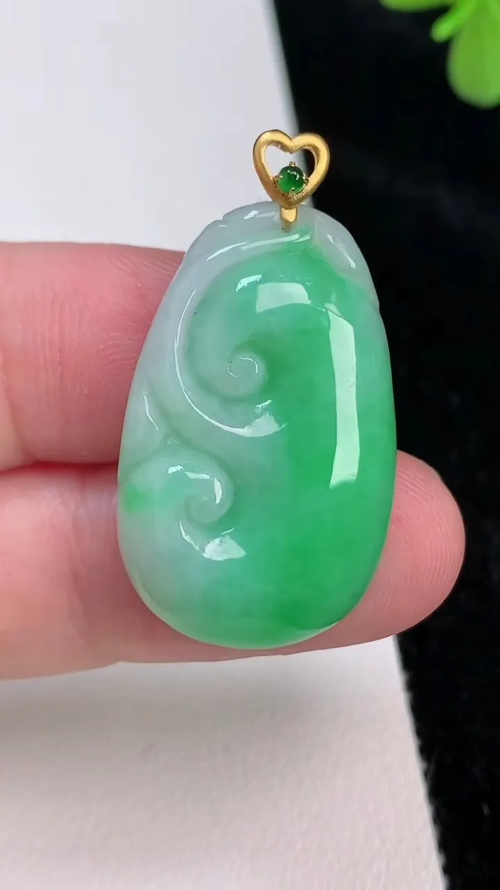 天然A货翡翠如意吊坠，尺寸30.3-19-6，重量:7.42g
6月27日