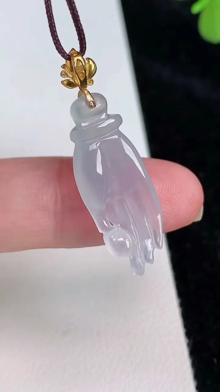 天然A货翡翠种掌上明珠吊坠，尺寸33.7-26.7-10.4，重量:2.22g6月27日
工厂直销收藏佳品,种好水足，色泽均匀，有种有色，上手高大气！
