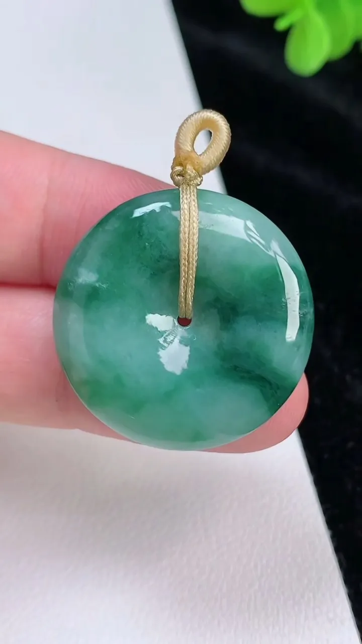 天然A货翡翠平安扣吊坠，尺寸28.6-5.5，重量:9.31g
6月27日
