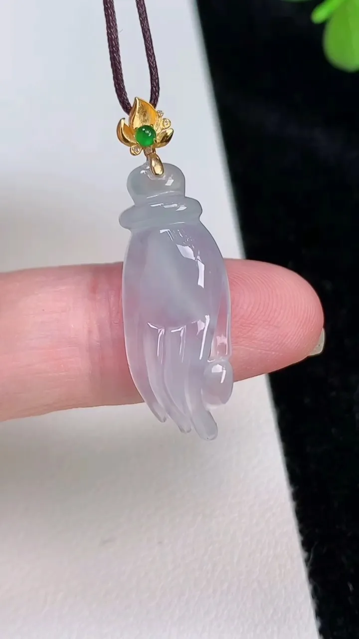 天然A货翡翠种掌上明珠吊坠，尺寸33.7-26.7-10.4，重量:2.22g6月27日
工厂直销收