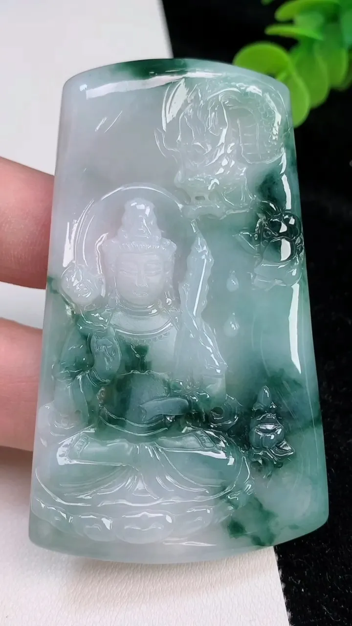 天然A货翡翠飘花祥龙虚空藏观音菩萨吊坠，尺寸73.8-45.2-5.4，重量:38.59g
6月27