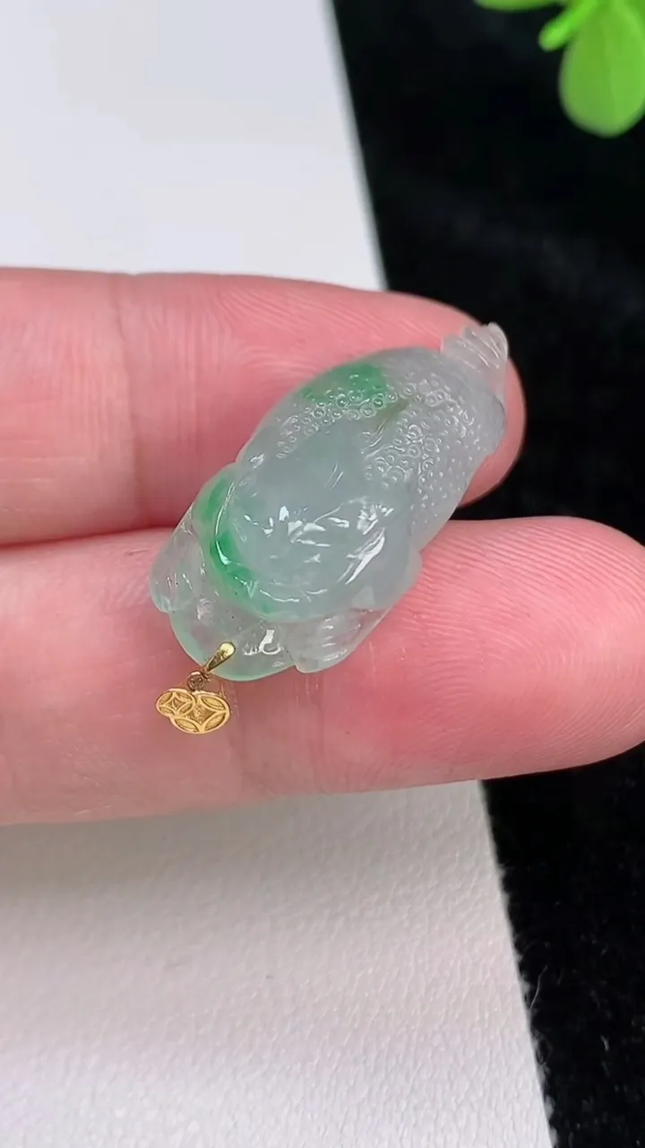天然A货翡翠金蟾吊坠，尺寸27.3-13-9.8，重量:4.79g
6月27日