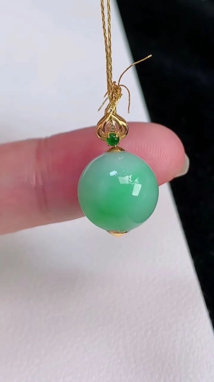 天然A货翡翠圆珠吊坠，尺寸12，重量:3.20g6月27日
工厂直销收藏佳品,种好水足，色泽均匀，有种有色，上手高大气！
