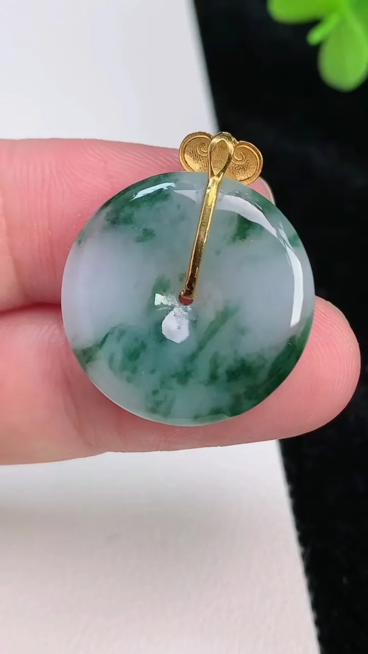 天然A货翡翠18k金飘花平安扣吊坠，尺寸23-3.8，重量:4.95g
6月27日