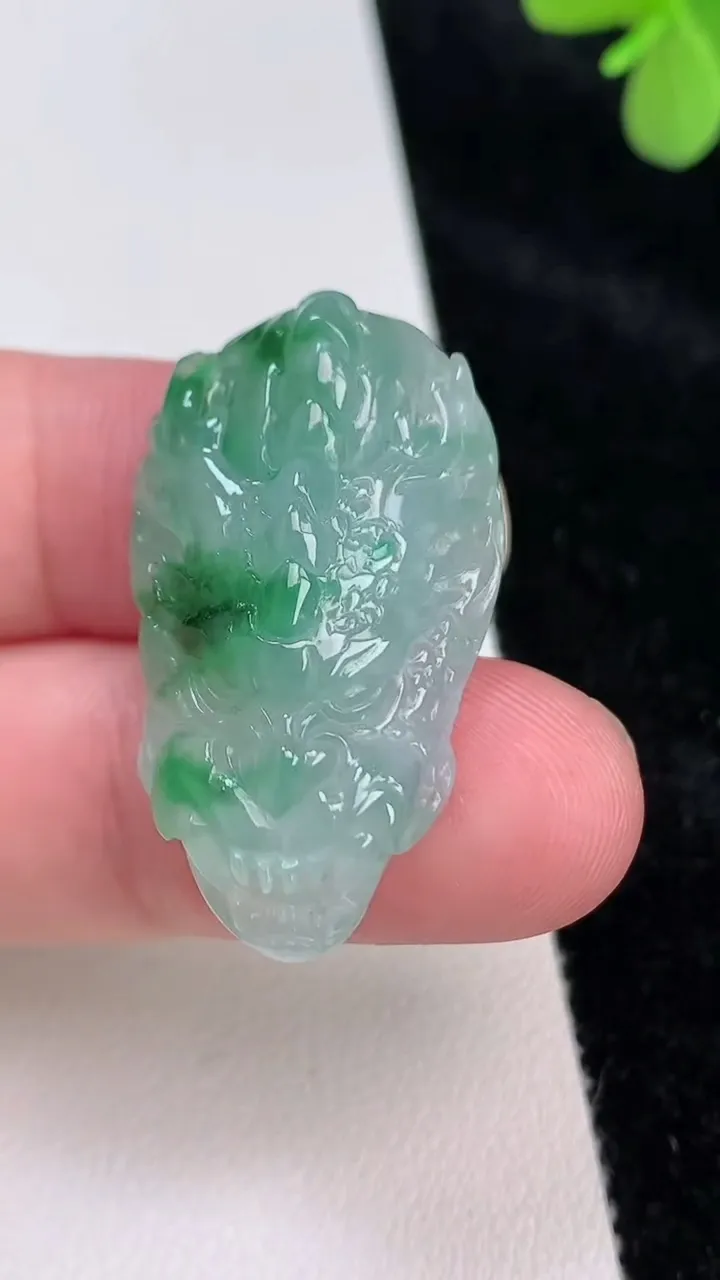 天然A货翡翠龙牌吊坠，尺寸34.8-19.8-10，重量:10.60g
6月27日