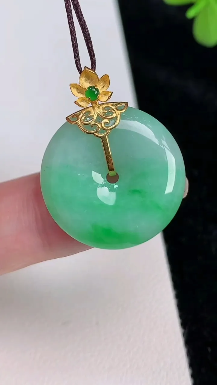 天然A货翡翠平安扣吊坠，尺寸22-4.8，重量:5.22g
6月27日