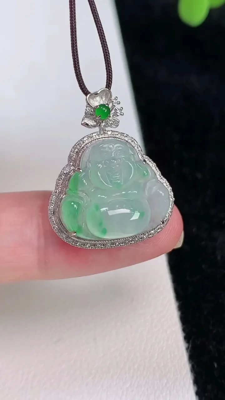 天然A货翡翠佛公吊坠，尺寸24.7-20.2-8，裸石15-17重量:3.70g
6月27日