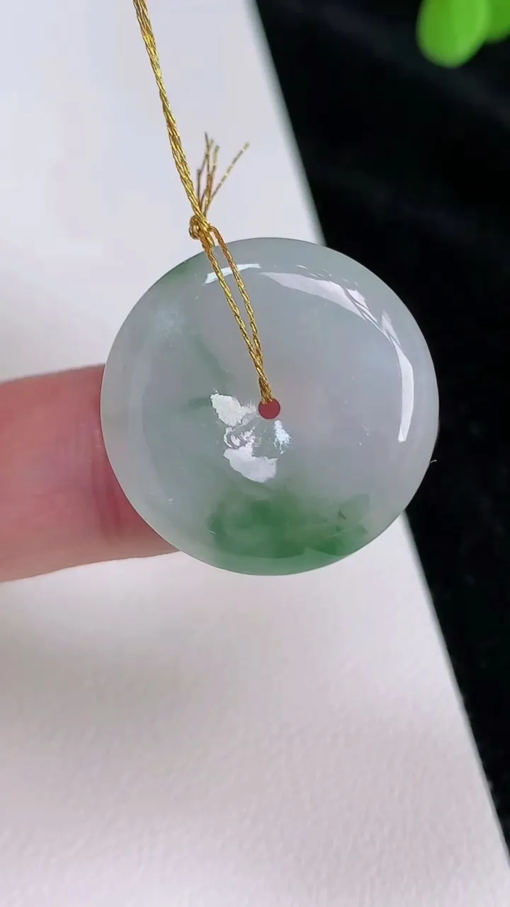 天然A货翡翠飘花平安扣吊坠，尺寸23-5.6，重量:6.18g
6月27日