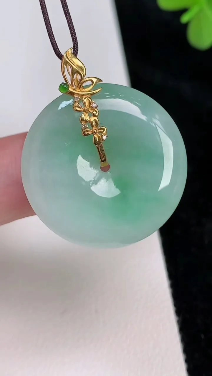 天然A货翡翠平安扣吊坠，尺寸26.7-5.3，重量:9.09g
6月27日