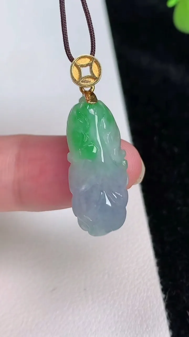 天然A货翡翠白菜吊坠，尺寸24.7-11-6.2，重量:3.92g
6月27日