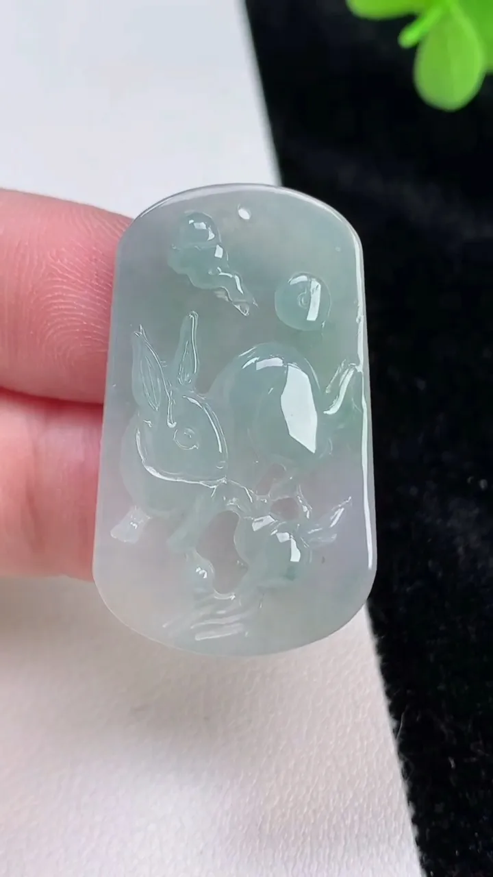 天然A货翡翠飘花生肖兔吊坠，尺寸36.6-22-4.8，重量:7.65g
6月27日