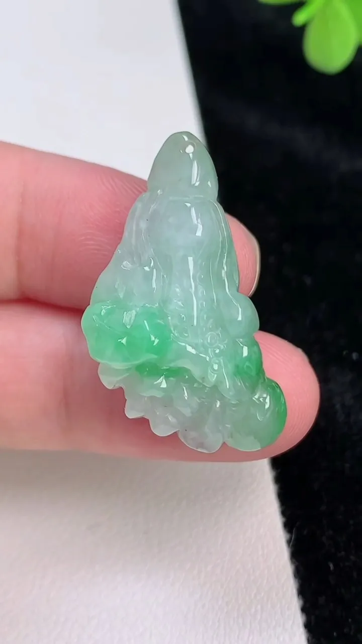 天然A货翡翠白菜吊坠，尺寸32.7-17.3-10，重量:7.52g
6月27日