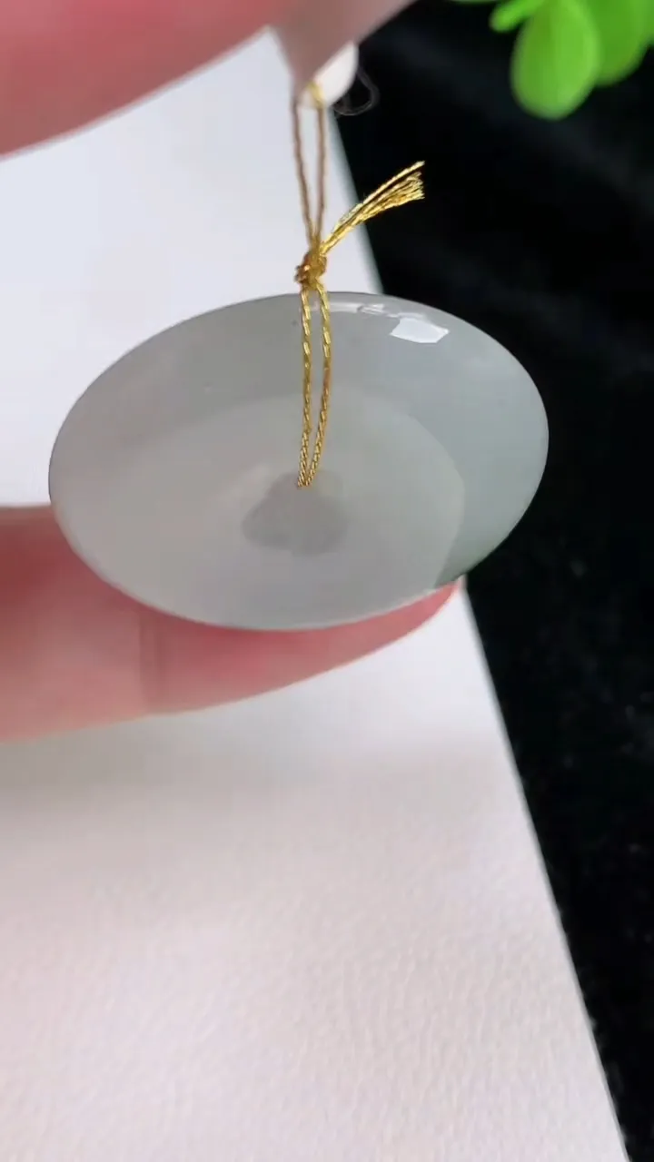 天然A货翡翠平安扣吊坠，尺寸28.6-5.6，重量:9.70g
6月27日