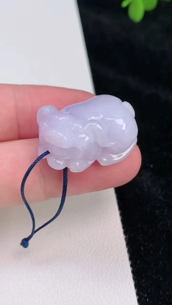 天然A货翡翠紫罗兰生肖猪吊坠，尺寸26-16.7-13，重量:12.59g
6月27日