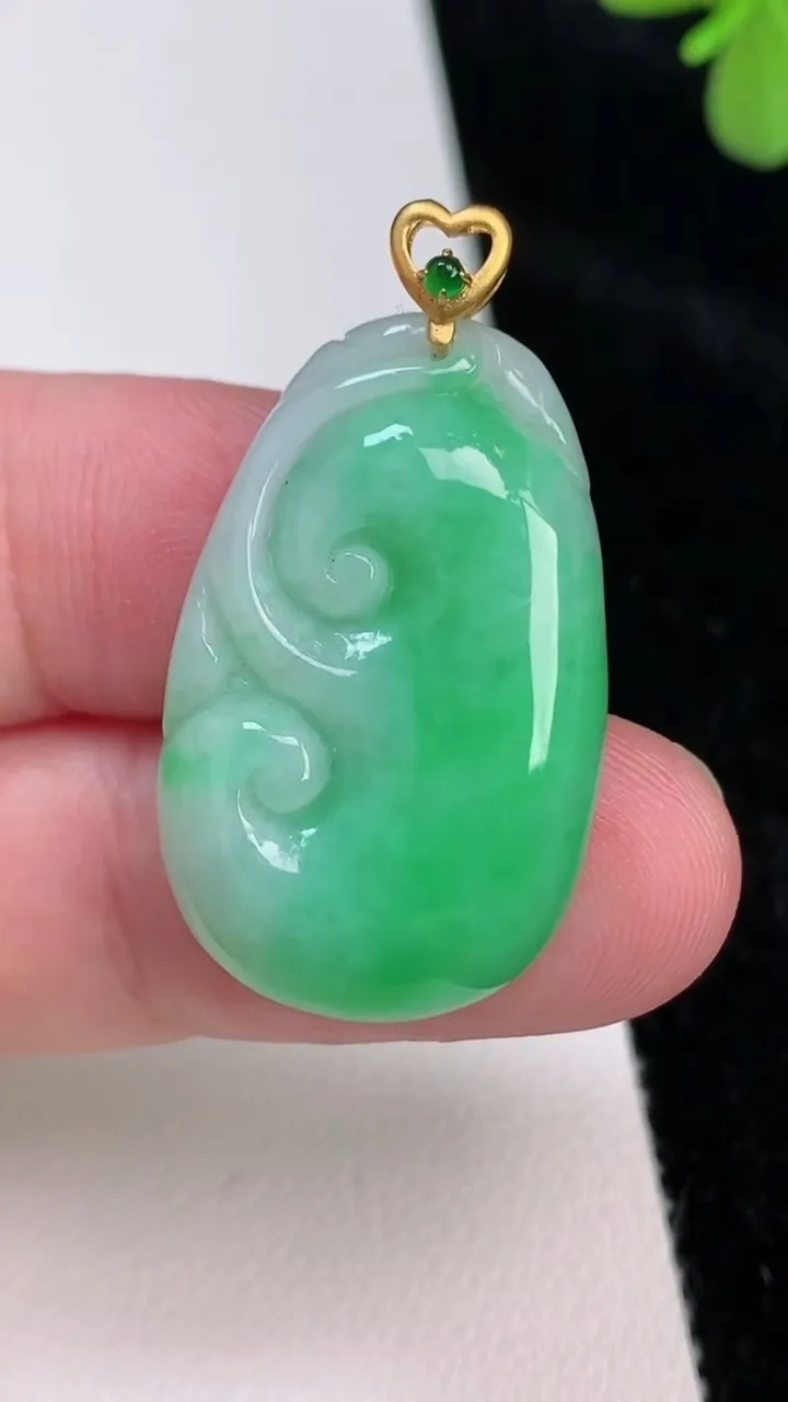 天然A货翡翠如意吊坠，尺寸30.3-19-6，重量:7.42g
6月27日