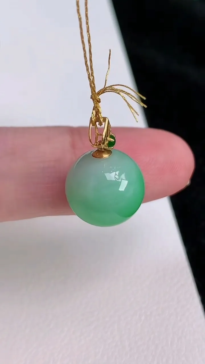 天然A货翡翠圆珠吊坠，尺寸12，重量:3.20g6月27日
工厂直销收藏佳品,种好水足，色泽均匀，有种有色，上手高大气！