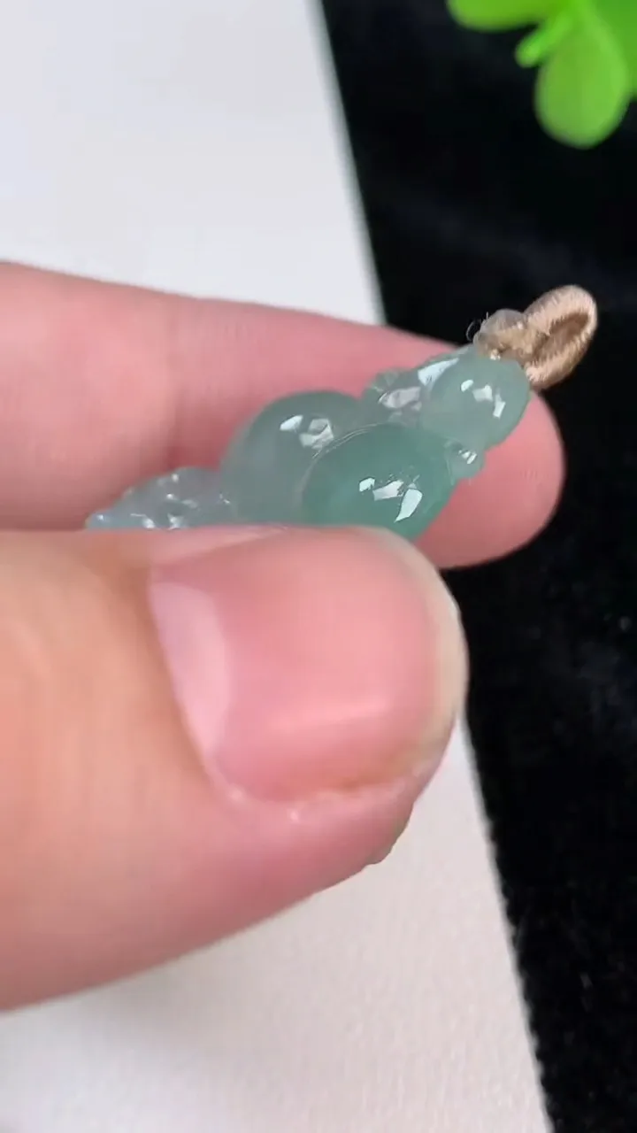 天然A货翡翠生肖猴吊坠，尺寸34.7-22.5-5.8，重量:6.61g
6月27日