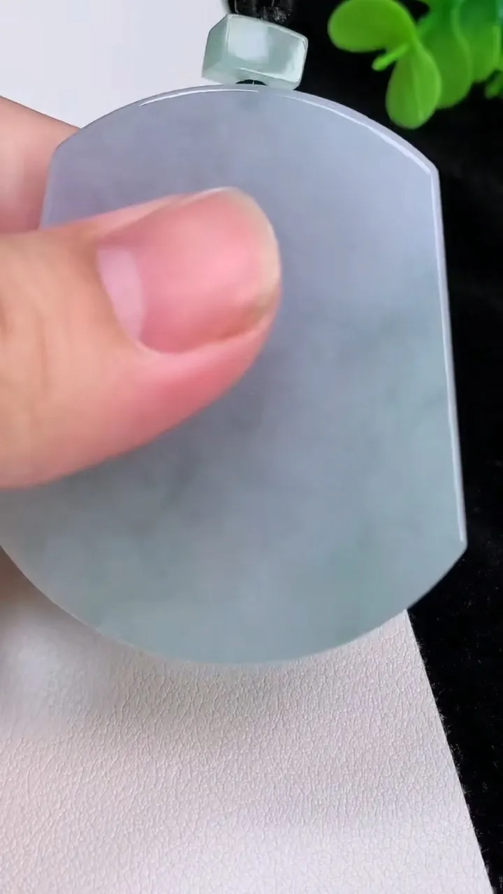 天然A货翡翠春带彩紫罗兰无事牌吊坠，尺寸52.8-44.3-5.7，重量:37.69g
6月27日