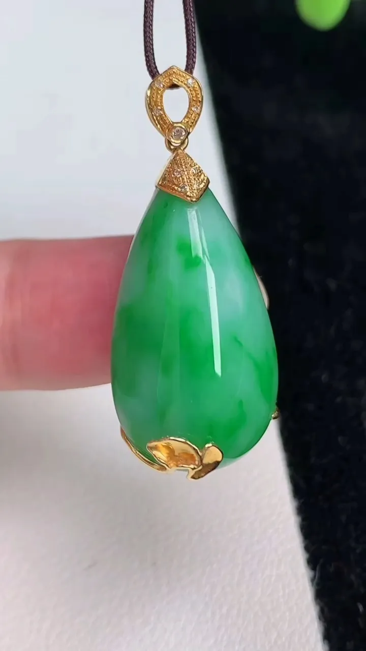 天然A货翡翠水滴吊坠，尺寸27.3-14.8-9.7，重量:7.50g
6月27日