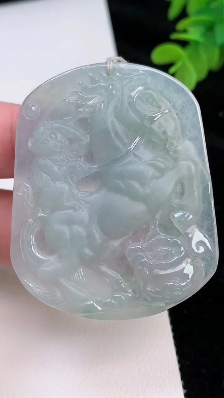天然A货翡翠生肖马吊坠，尺寸54.5-44-5.7，重量:25.46g
6月27日