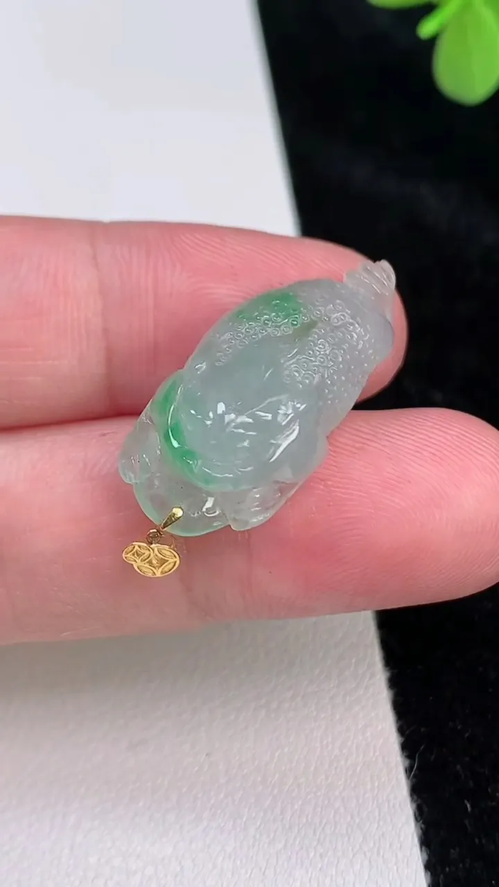 天然A货翡翠金蟾吊坠，尺寸27.3-13-9.8，重量:4.79g
6月27日