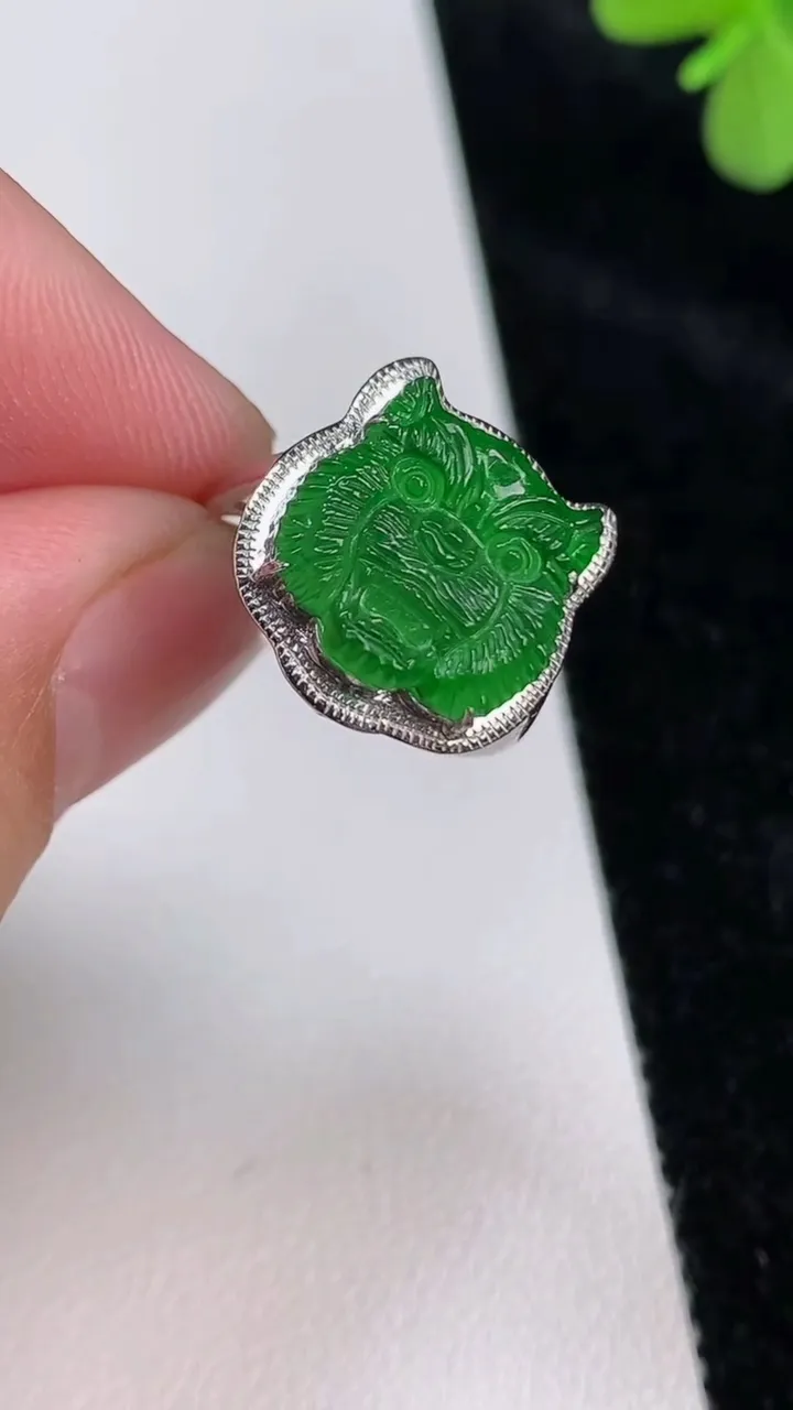 天然A货翡翠老虎戒指，尺寸17-12.3-12.4，重量:2.52g2025年6月27日
工厂直销收藏佳品,种好水足，色泽均匀，有种有色，上手高大气！