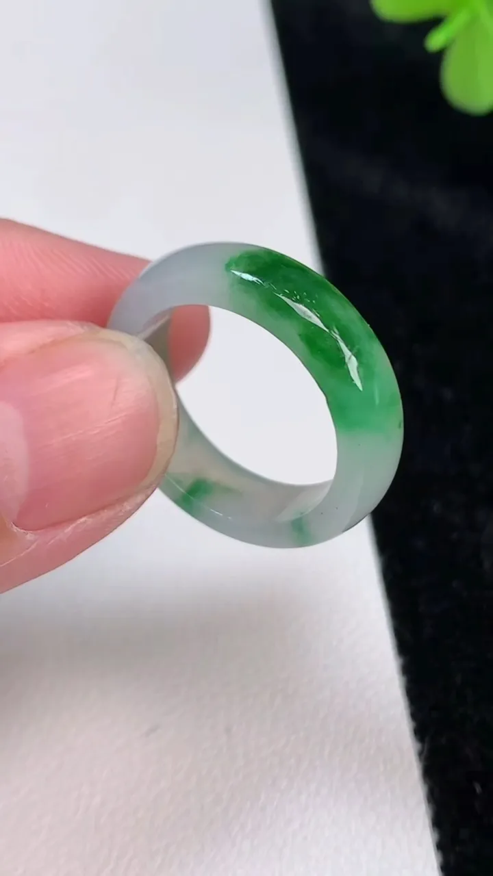 天然A货翡翠戒指指环，尺寸19-6-3.2，重量:4.09g2025年6月27日
工厂直销收藏佳品,种好水足，色泽均匀，有种有色，上手高大气！