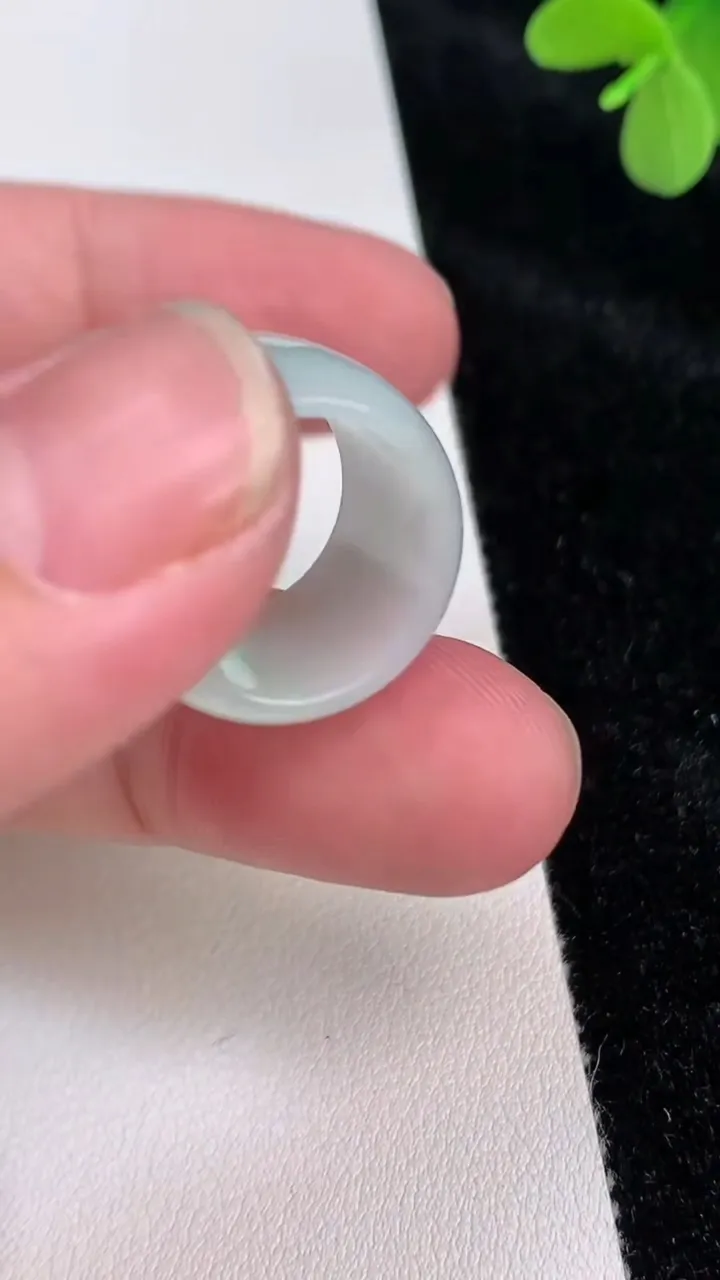 天然A货翡翠戒指指环，尺寸21.1-15-3，重量:7.37g2025年6月27日
工厂直销收藏佳品,种好水足，色泽均匀，有种有色，上手高大气！