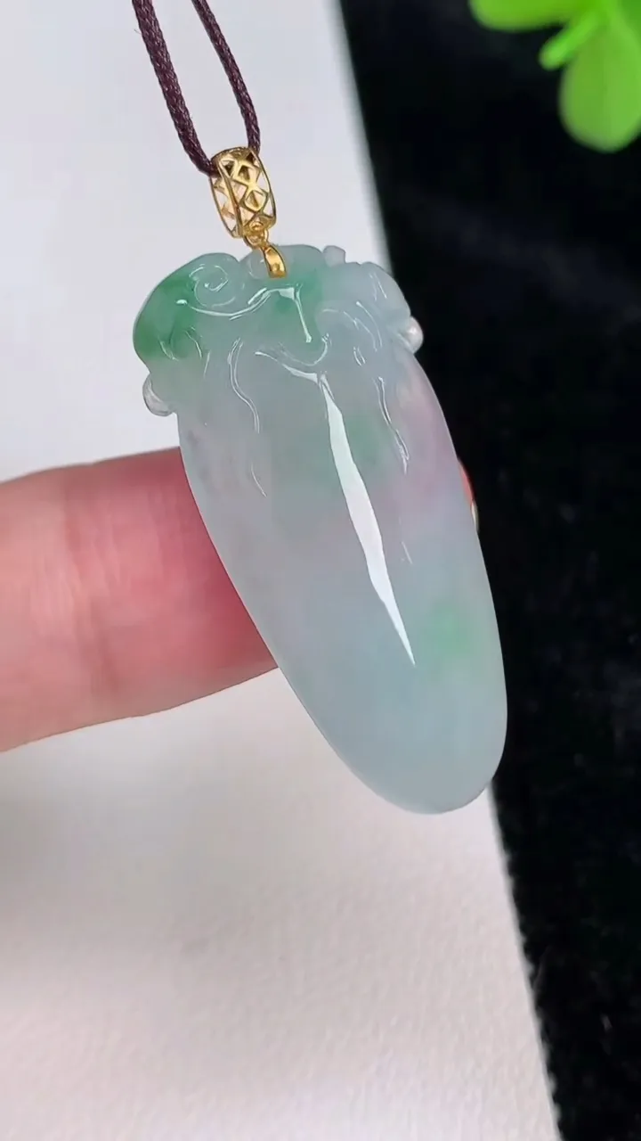 天然A货翡翠福瓜吊坠，尺寸32-16.6-6.6，重量:6.01g
6月27日