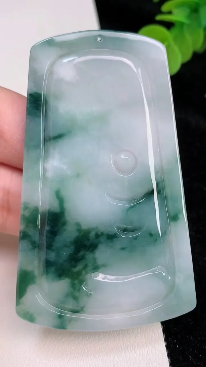 天然A货翡翠飘花祥龙虚空藏观音菩萨吊坠，尺寸73.8-45.2-5.4，重量:38.59g
6月27日