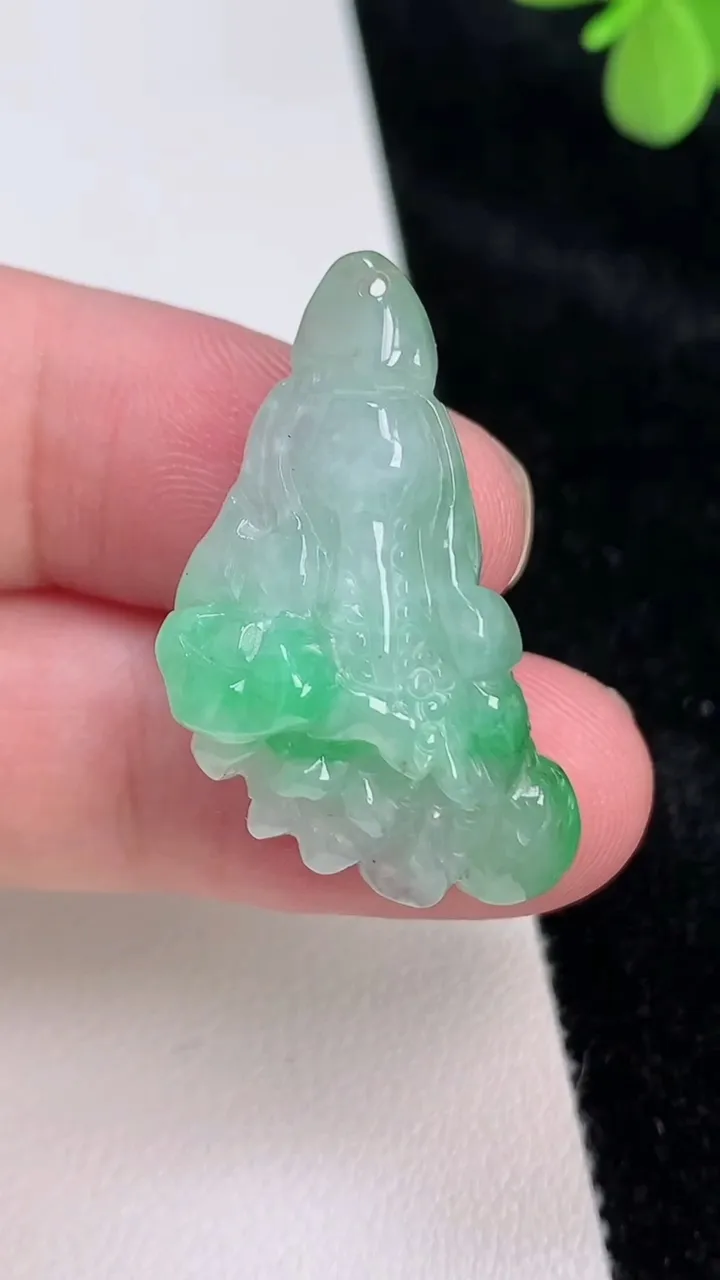 天然A货翡翠白菜吊坠，尺寸32.7-17.3-10，重量:7.52g
6月27日
