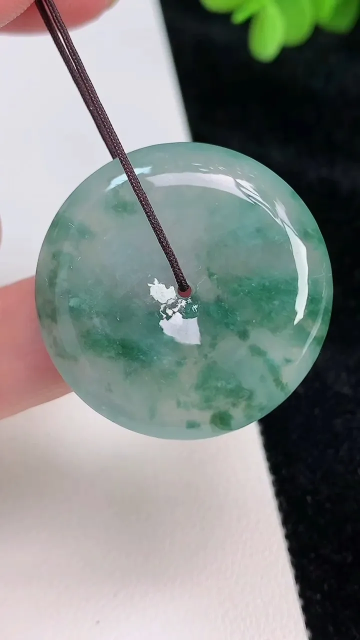 天然A货翡翠飘花平安扣吊坠，尺寸30-6.2，重:12.74g
6月27日
