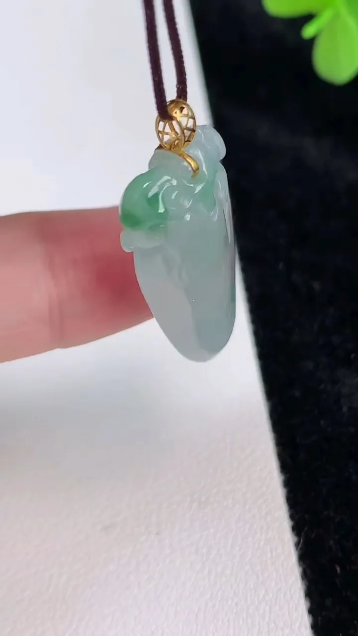 天然A货翡翠福瓜吊坠，尺寸32-16.6-6.6，重量:6.01g
6月27日