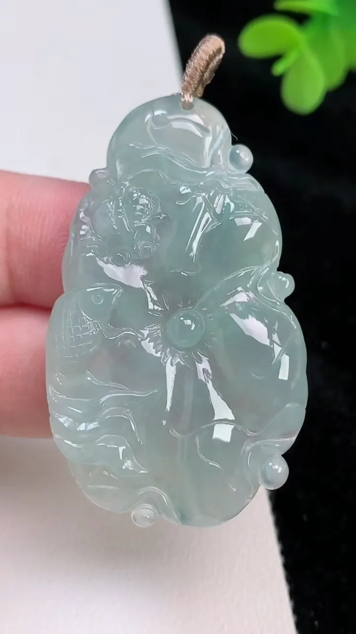天然A货翡翠年年有余荷叶鱼吊坠尺寸49-29.7-5.5，重量:13.85g
6月27日
