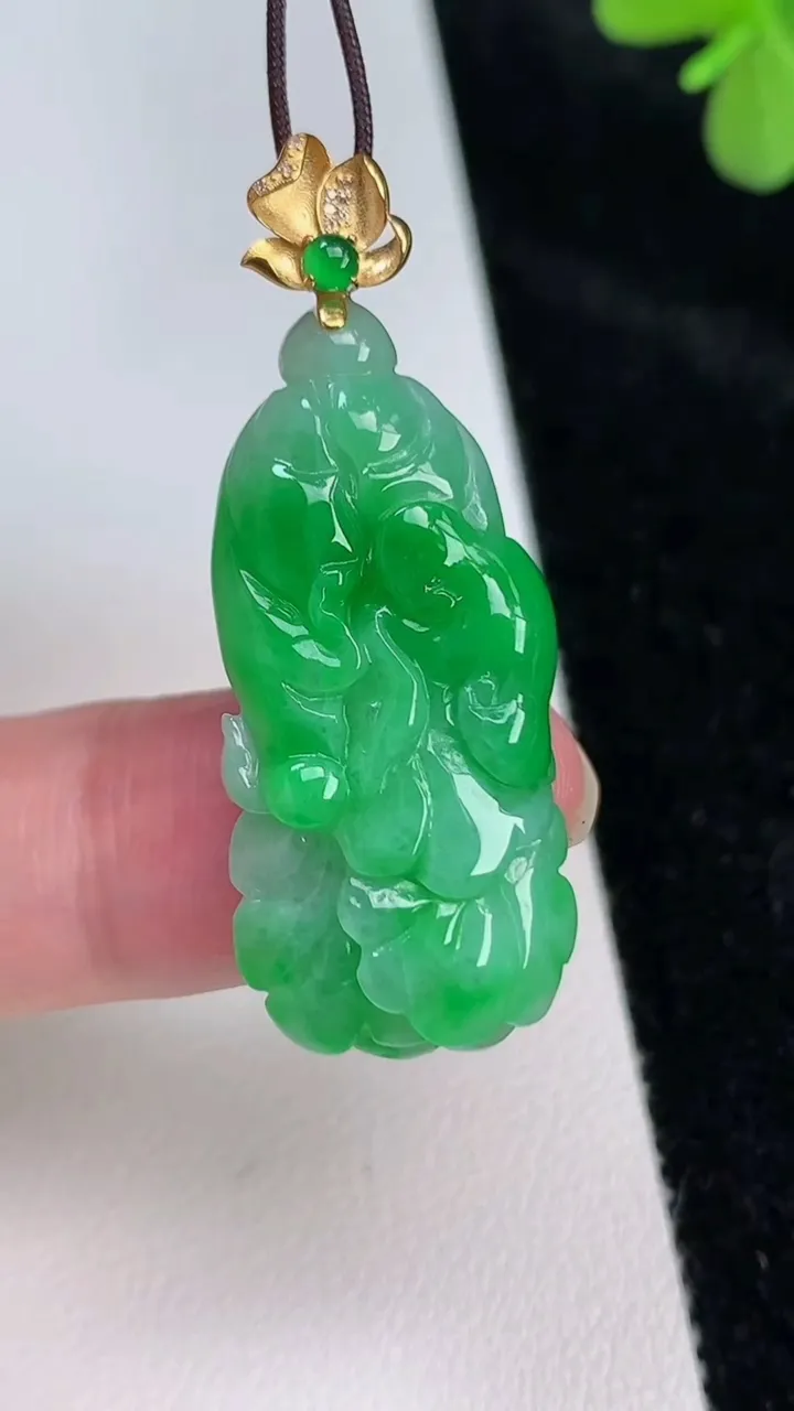 天然A货翡翠白菜吊坠，尺寸34.5-15.8-6，重量:6.34g
6月27日