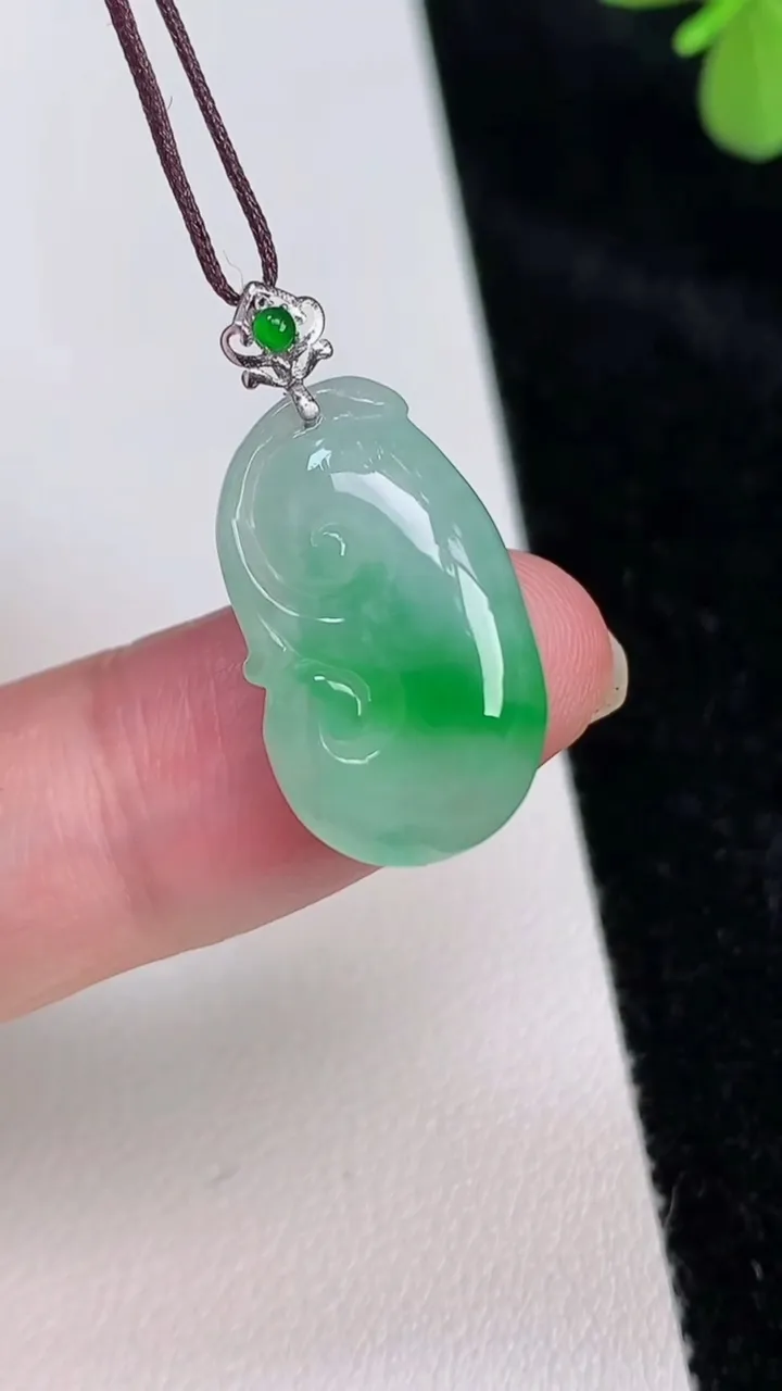 天然A货翡翠如意吊坠，尺寸2192-12.6-5.2，重量:2.74g
6月27日