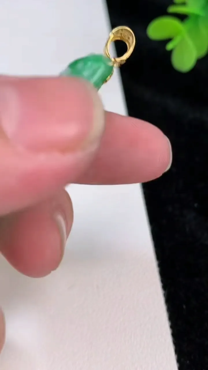 天然A货翡翠山水牌吊坠，尺寸44.4-30.3-7，重量:22.78g
6月27日
